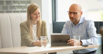 Empowering Leadership befähigt Mitarbeitende, eigenverantwortlich Entscheidungen zu treffen und ihr Potenzial zu entfalten.