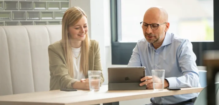 Empowering Leadership befähigt Mitarbeitende, eigenverantwortlich Entscheidungen zu treffen und ihr Potenzial zu entfalten.