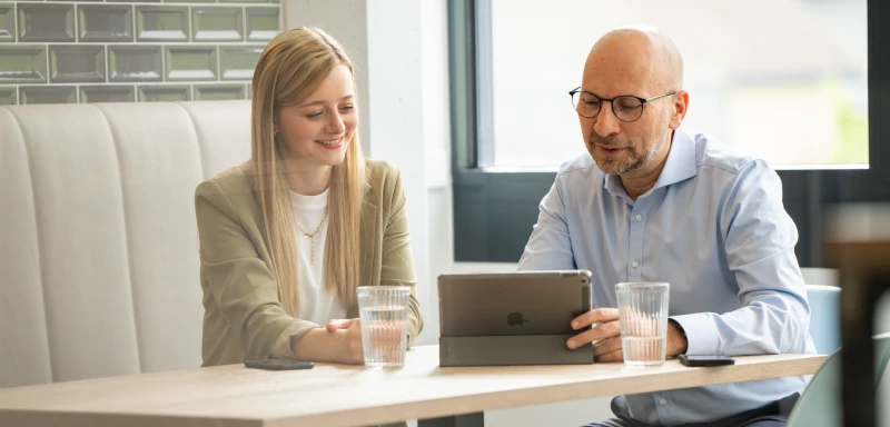 Empowering Leadership befähigt Mitarbeitende, eigenverantwortlich Entscheidungen zu treffen und ihr Potenzial zu entfalten.