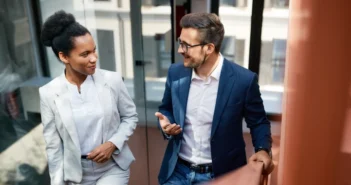 Den Herausforderungen in der Branche der Finanzdienstleistungen muss man u.a. mit der Weiterbildung der eigenen Mitarbeiter:innen begegnen