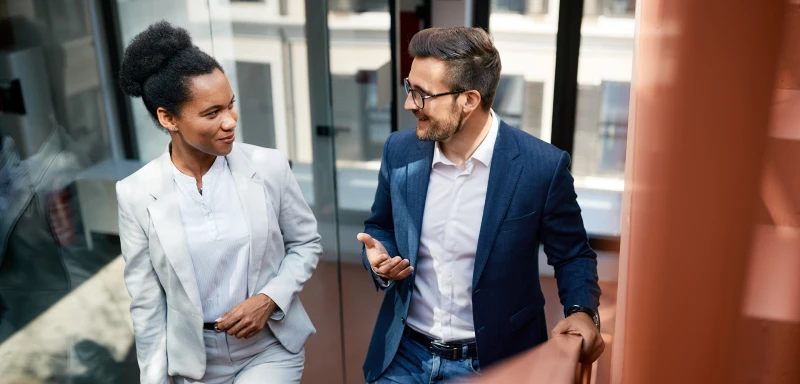 Den Herausforderungen in der Branche der Finanzdienstleistungen muss man u.a. mit der Weiterbildung der eigenen Mitarbeiter:innen begegnen