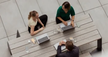 Exploration vs Exploitation: Warum organisationale Ambidextrie ein Wettbewerbsvorteil ist und wie die Personalentwicklung diese Startegie unterstützen kann