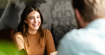 Potenzialanalyse für Führungskräfte: Ein Personalentwickler im Feedbackgespräch mit einer potentiellen Führungskraft