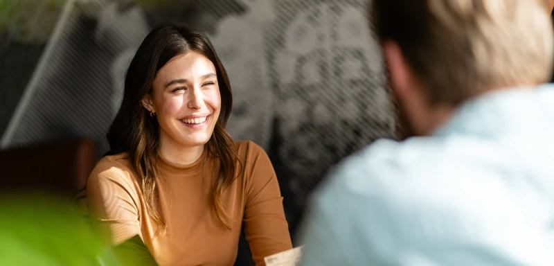 Potenzialanalyse für Führungskräfte: Ein Personalentwickler im Feedbackgespräch mit einer potentiellen Führungskraft