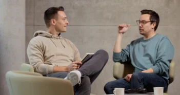 Zwei Personalentwickler diskutieren den möglichen Einsatz von KI-Tools in der Personalentwicklung