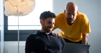 Eine Learning Journey (Deutsch: Lernreise) kann man allein bestreiten oder - wie hier im Bild - gemeinsam.