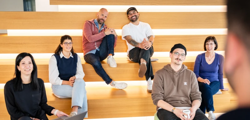 Mehrere Mitarbeitende lernen gemeinsam bei einer Inhouse Schulung